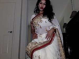Experienced aunt undresses her Indian clothes and shows off her tight pussy close-up.