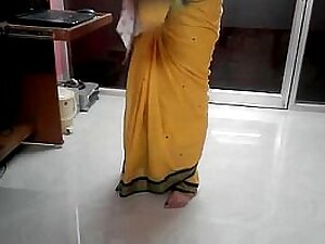 Desi aunty flaunts belly in saree
